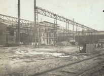 407006 Gezicht op een van de in aanbouw zijnde fabriekshallen van de N.V. Nederlandse Staalfabrieken DEMKA voorheen ...